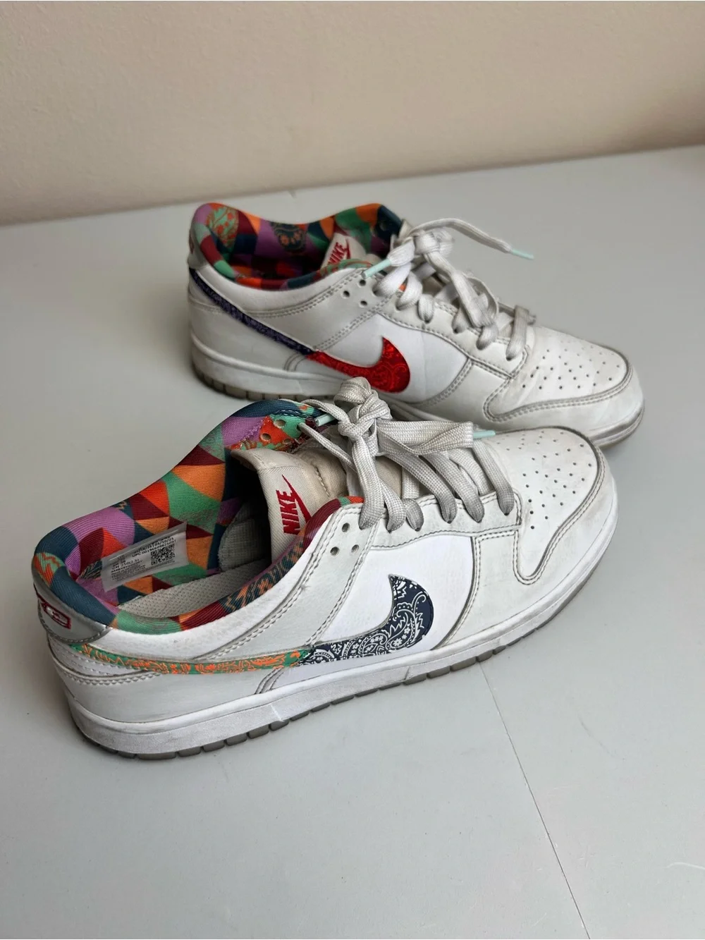 Nike White Low-Top Kids Sneakers with Multicolor Patterned Liner 7Y